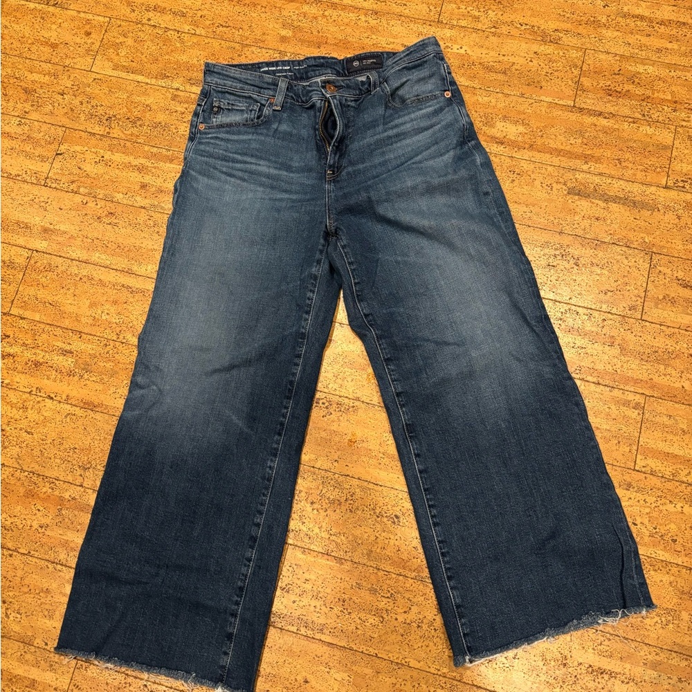 AG Los Angeles Saige Wide Leg Crop - High Rise Fit
- 28” Waist / 24.5” inseam.